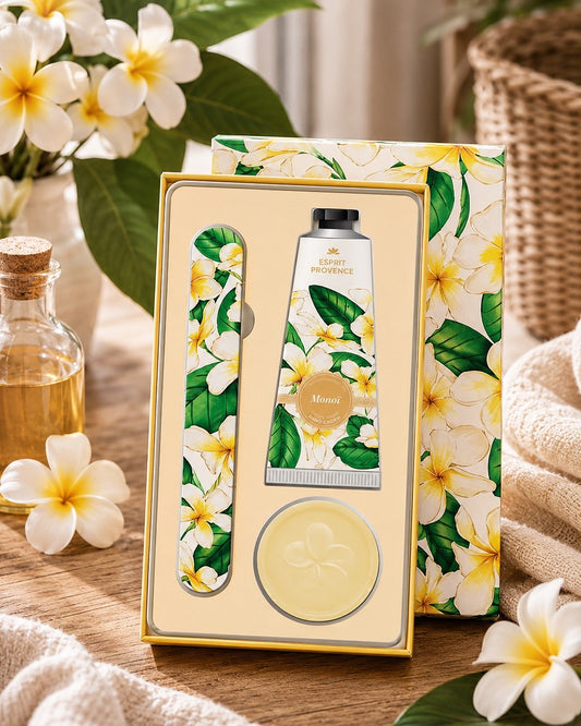 Coffret soins des mains, au parfum de Monoï, signé Esprit Provence. Il réunit un savon, une lime à ongles et une crème dans un jolie coffret entouré par son ambiance olfactive.