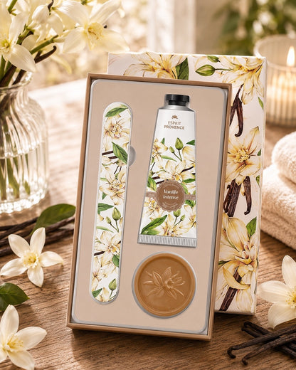 Coffret soins des mains, au parfum de Vanille Intense, signé Esprit Provence. Il réunit un savon, une lime à ongles et une crème dans un jolie coffret entouré par son ambiance olfactive.