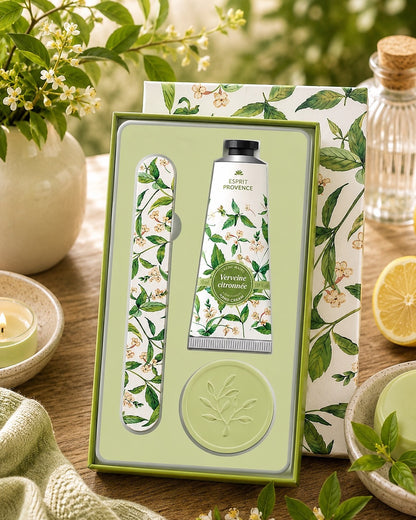 Coffret soins des mains, au parfum de Verveine citronnée, signé Esprit Provence. Il réunit un savon, une lime à ongles et une crème dans un jolie coffret entouré par son ambiance olfactive.
