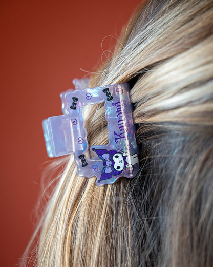 Profil d'une femme portant la petite pince à cheveux carrée ondulée mauve Kuromi Sanrio.