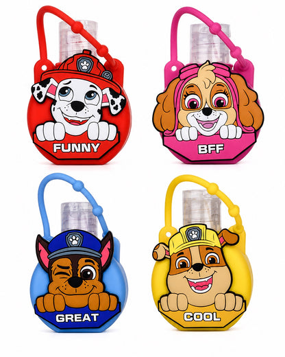 Collection de quatre gels nettoyants pour les mains La Pat' Patrouille avec étuis en silicone amovibles et lanières ajustables. Les modèles représentent Marcus (rouge - FUNNY), Stella (rose - BFF), Chase (bleu - GREAT) et Ruben (jaune - COOL) pour accrocher aux sacs d'école.