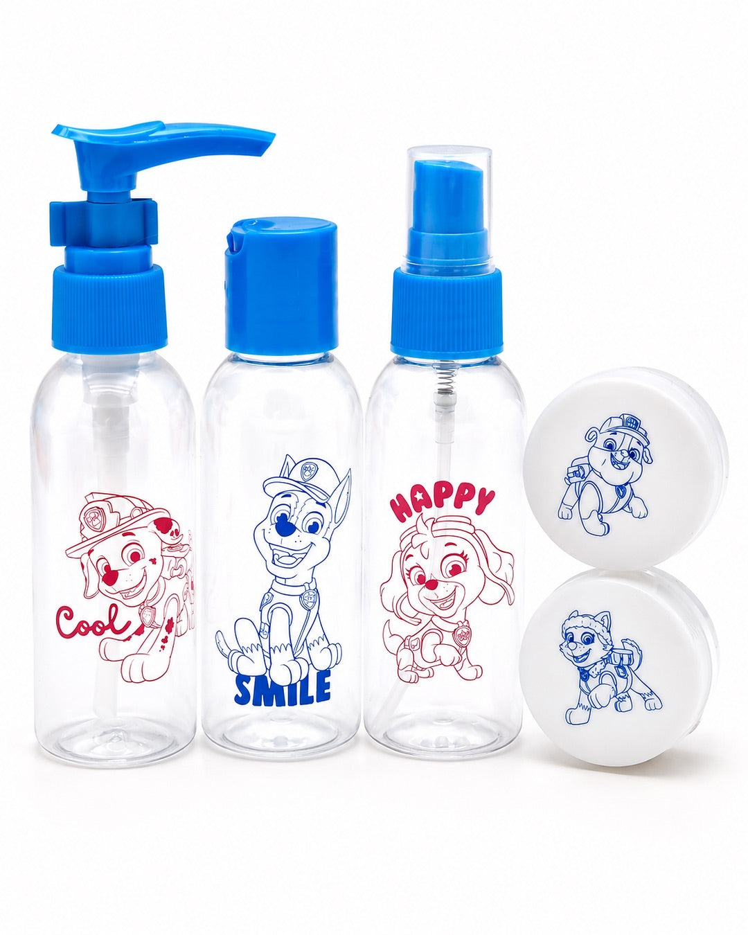 Trois flacons de voyage en plastique de 50 ml transparentes et deux pots à crème ronds de 10 ml blancs. Les contenants sont équipés de bouchons bleus (pompe à pression, atomiseurs et clapet) et sont illustrés avec des dessins bleus et rouges de Marcus, Chase, Stella et Ruben.