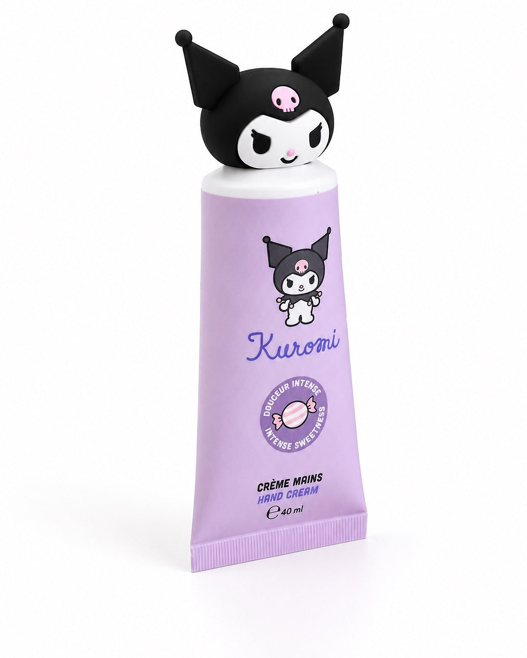 Vue de biais d'un tube de crème pour les mains violet Kuromi Sanrio mettant en valeur le bouchon figurine 3D.