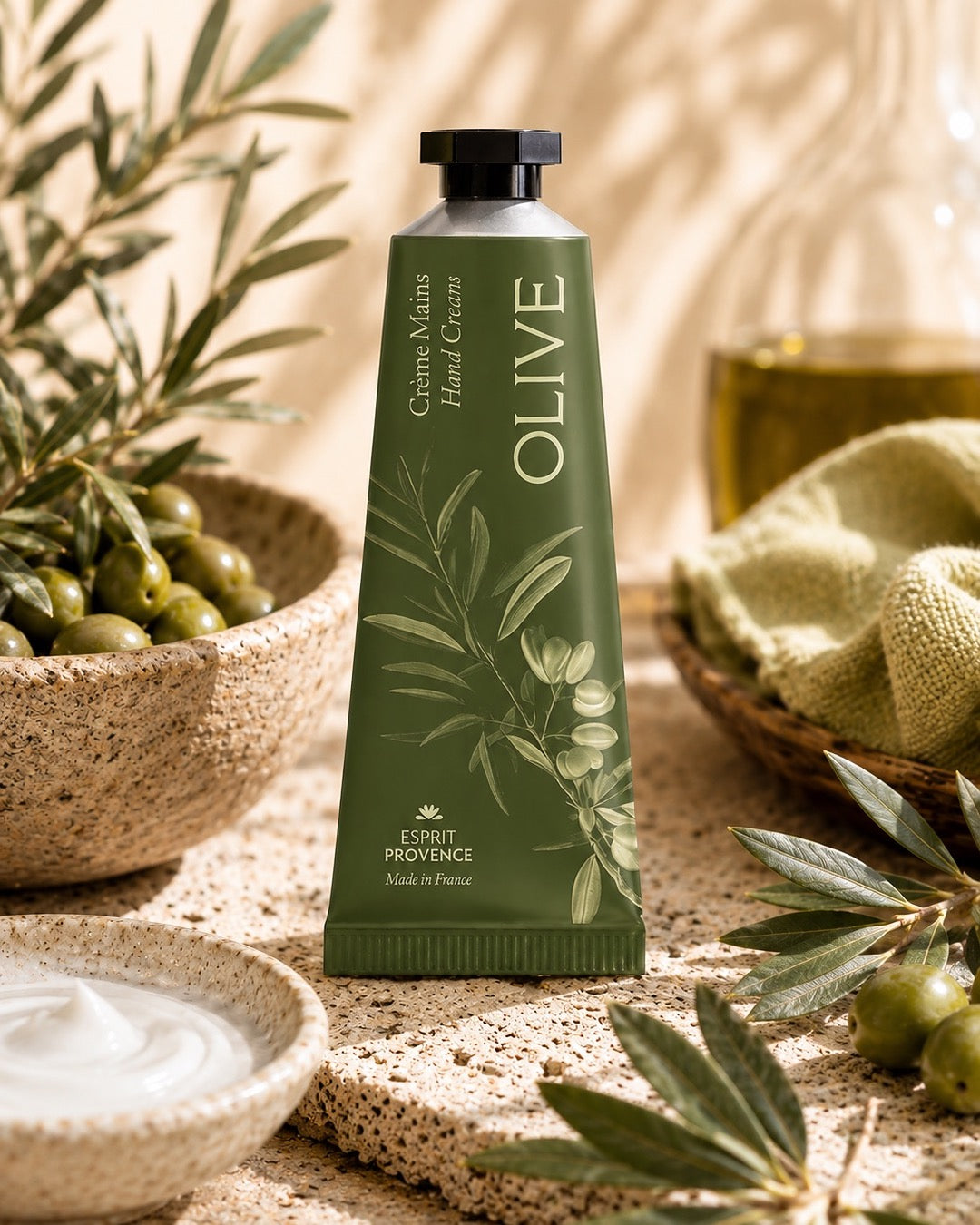 Crème mains aux Fleurs d’Olivier 30 ml. Signé Esprit Provence. Dans son ambiance olfactive.