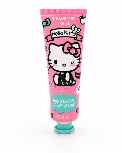 Vue de face d’un tube rose de crème pour les mains Hello Kitty à la fraise de 30 ml, avec un bouchon hexagonal vert et l’illustration de la célèbre mascotte.
