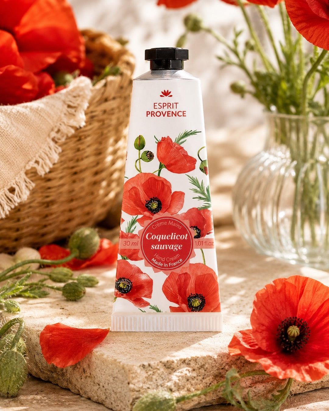 Crème mains à l'huile d’Amande douce de Provence 30 ml, au parfum de Coquelicot sauvage, signé Esprit Provence. Enrichi en beurre de karité, en allantoïne et en jus d’aloe vera BIO. Dans son ambiance olfactive.