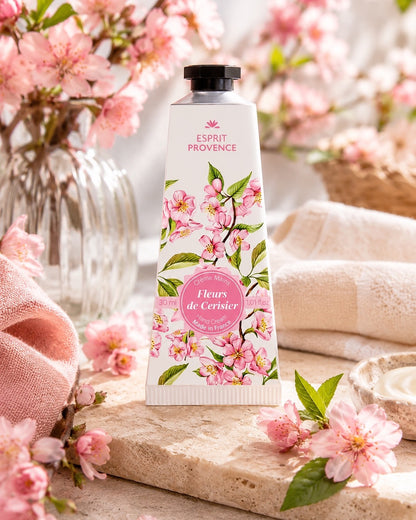 Crème mains à l'huile d’Amande douce de Provence 30 ml, au parfum de Fleurs de Cerisier, signé Esprit Provence. Enrichi en beurre de karité, en allantoïne et en jus d’aloe vera BIO. Dans son ambiance olfactive.