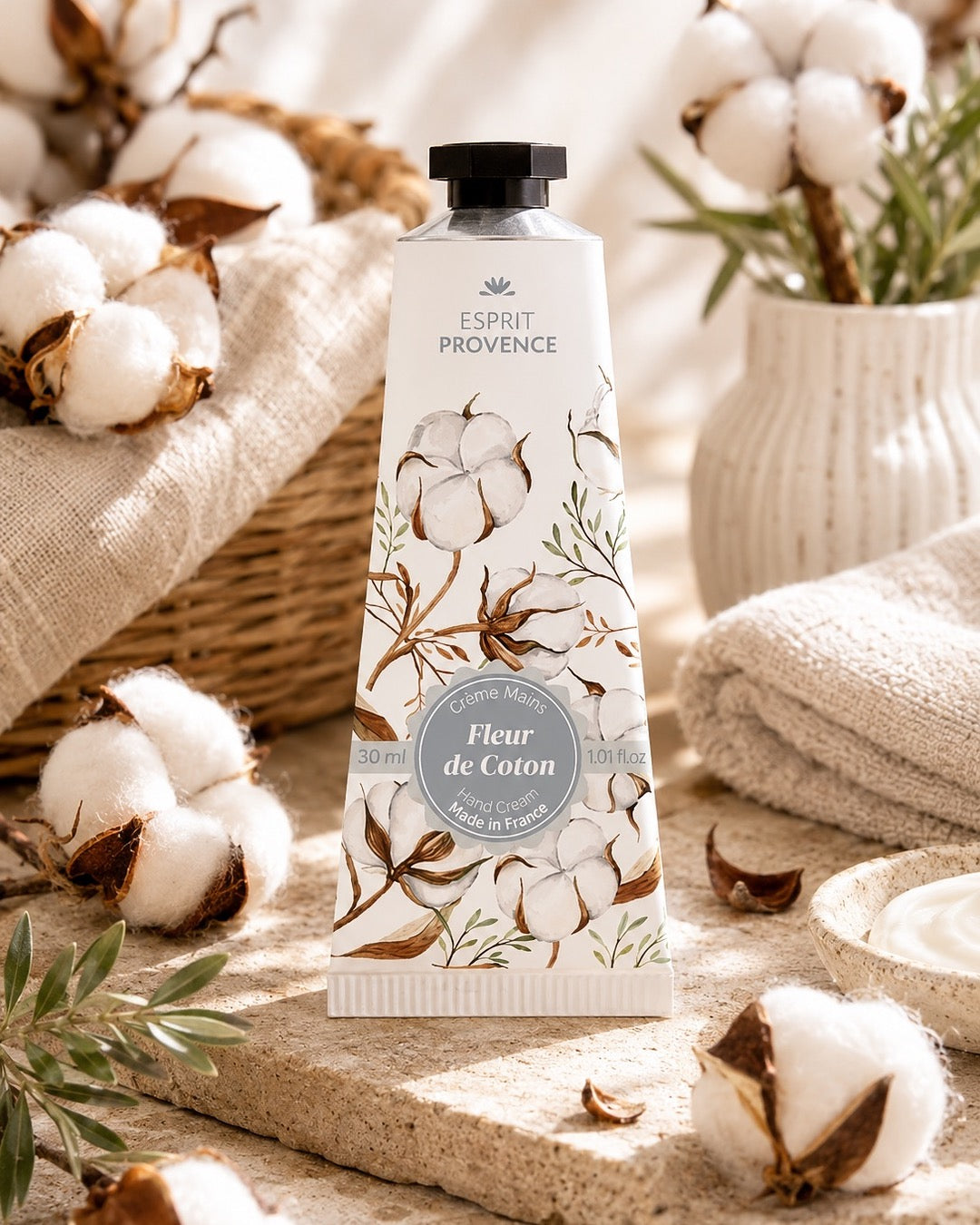 Crème mains à l'huile d’Amande douce de Provence 30 ml, au parfum de Fleurs de Coton, signé Esprit Provence. Enrichi en beurre de karité, en allantoïne et en jus d’aloe vera BIO. Dans son ambiance olfactive.