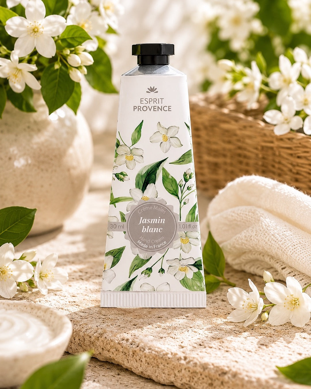 Crème mains à l'huile d’Amande douce de Provence 30 ml, au parfum de Jasmin Blanc, signé Esprit Provence. Enrichi en beurre de karité, en allantoïne et en jus d’aloe vera BIO. Dans son ambiance olfactive.