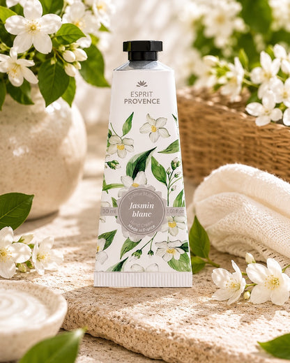 Crème mains à l'huile d’Amande douce de Provence 30 ml, au parfum de Jasmin Blanc, signé Esprit Provence. Enrichi en beurre de karité, en allantoïne et en jus d’aloe vera BIO. Dans son ambiance olfactive.