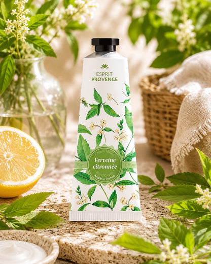 Crème mains à l'huile d’Amande douce de Provence 30 ml, au parfum de Verveine citronnée, signé Esprit Provence. Enrichi en beurre de karité, en allantoïne et en jus d’aloe vera BIO. Dans son ambiance olfactive.