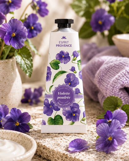 Crème mains à l'huile d’Amande douce de Provence 30 ml, au parfum de Violette en fleurs, signé Esprit Provence. Enrichi en beurre de karité, en allantoïne et en jus d’aloe vera BIO. Dans son ambiance olfactive.