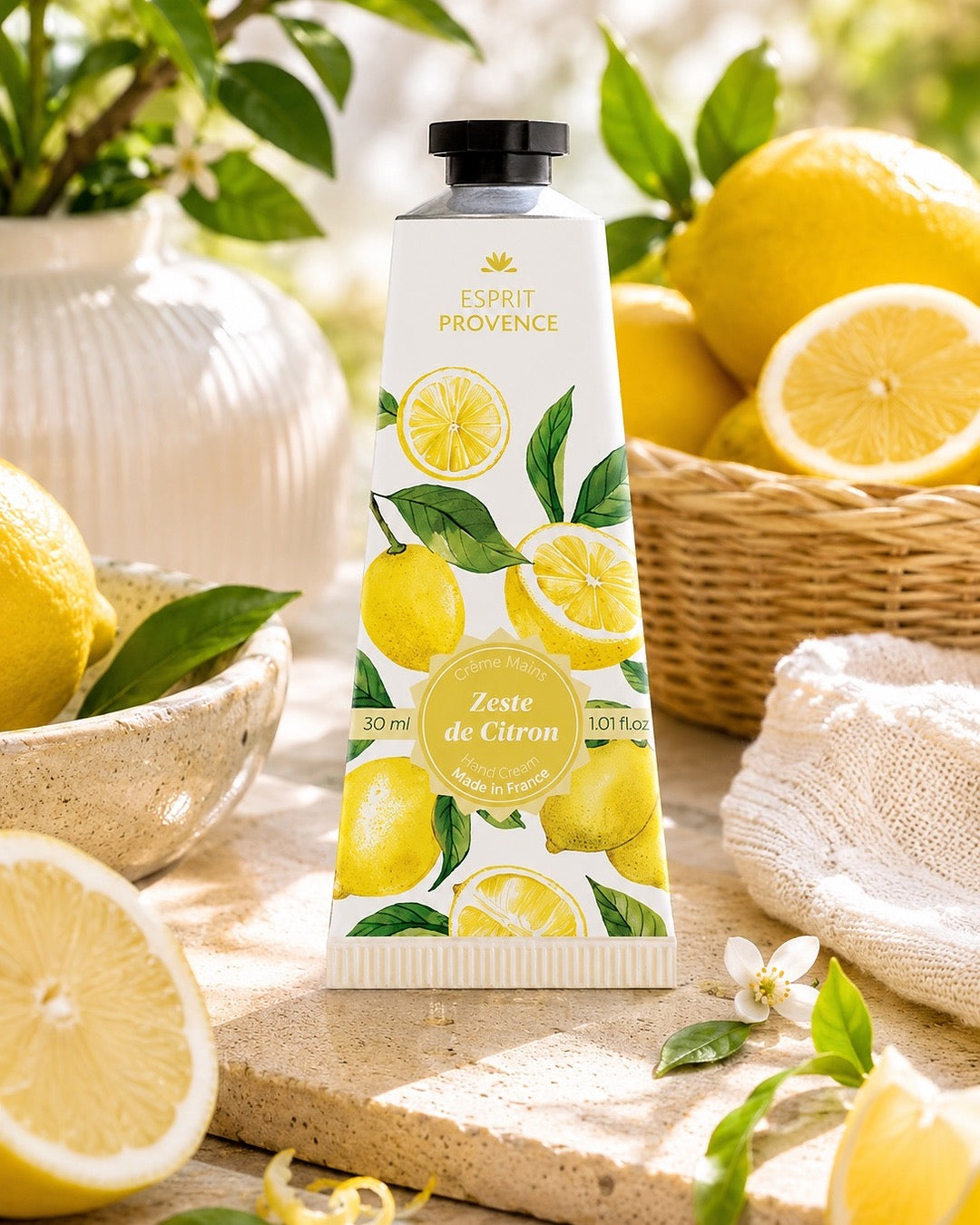 Crème mains à l'huile d’Amande douce de Provence 30 ml, au parfum de Zeste de Citron, signé Esprit Provence. Enrichi en beurre de karité, en allantoïne et en jus d’aloe vera BIO. Dans son ambiance olfactive.