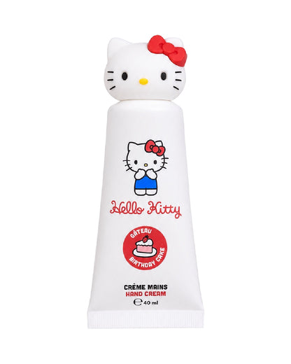 Vue de face d’un tube blanc de crème pour les mains Hello Kitty de 40 ml au parfum de gâteau d’anniversaire, surmonté d’un bouchon 3D en forme de tête de la mascotte.