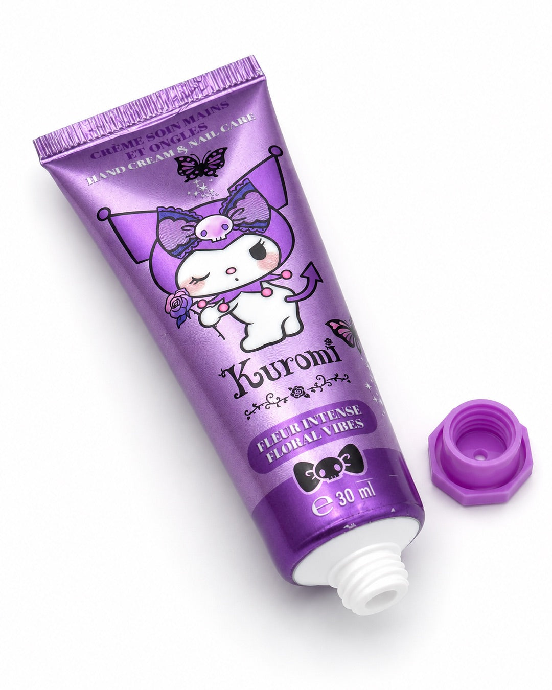 Tube de crème mains violet au parfum de fleurs intense Kuromi débouché avec son bouchon violet posé à côté.