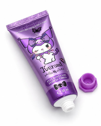 Tube de crème mains violet au parfum de fleurs intense Kuromi débouché avec son bouchon violet posé à côté.