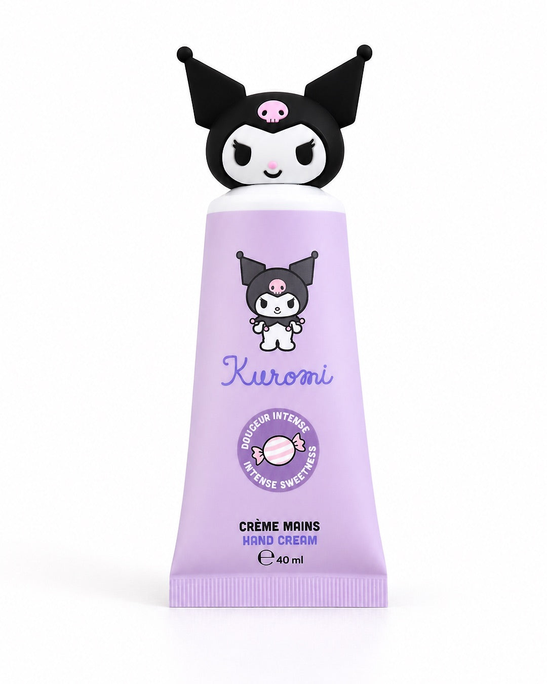 Vue de face d'un tube de crème pour les mains violet Kuromi Sanrio avec un bouchon en relief 3D de la tête du personnage au parfum sucré, nommé douceur intense.