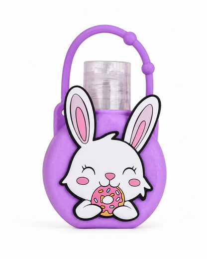 Face avant du gel désinfectant pour les mains avec son étui en silicone violet à paillettes en forme de joli lapin blanc tenant un beigne rose.