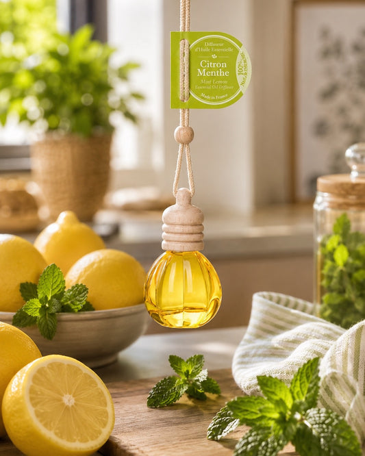 Diffuseur d’huile essentielle à suspendre 12 ml au Citron et Menthe. Signé Esprit Provence. Suspendu dans son ambiance olfactive.