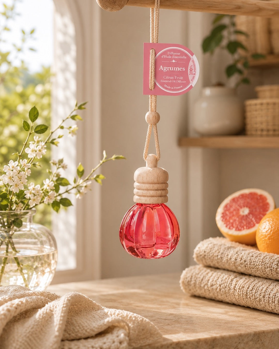 Diffuseur d’huile essentielle à suspendre 12 ml aux Agrumes. Signé Esprit Provence. Suspendu dans son ambiance olfactive.