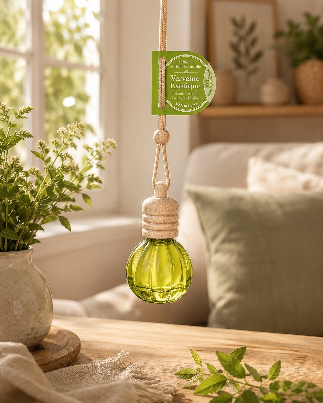 Diffuseur d’huile essentielle à suspendre 12 ml à la Verveine. Signé Esprit Provence. Suspendu dans son ambiance olfactive.