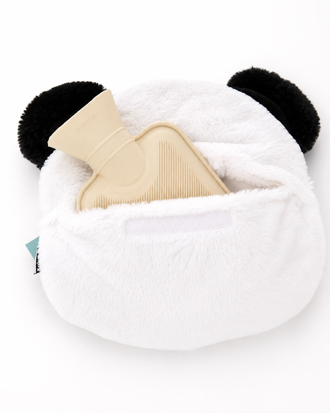 Dos de la peluche panda ouvert avec une bouillotte à eau beige en caoutchouc qui en sort à moitié.