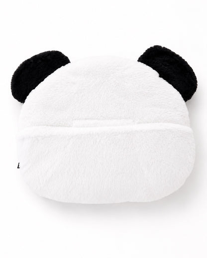 Vue arrière du toutou panda montrant la fente de rangement intégrée fermée pour y glisser un pyjama ou la bouillotte.