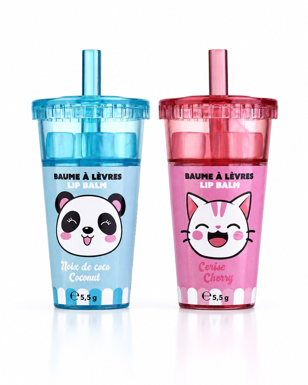 Vue de face du duo de baumes à lèvres pour enfant en forme de gobelets de thé aux perles, comprenant le modèle panda à la noix de coco (bleu) et le modèle chat à la cerise (rose).