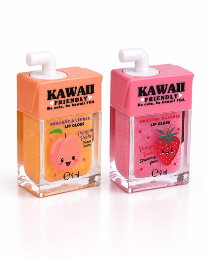 Mise en situation ensoleillée présentant les deux brillants à lèvres en forme de boîtes de jus (pêche et fraise) tenus dans une main avec un arrière-plan tropical et aquatique.