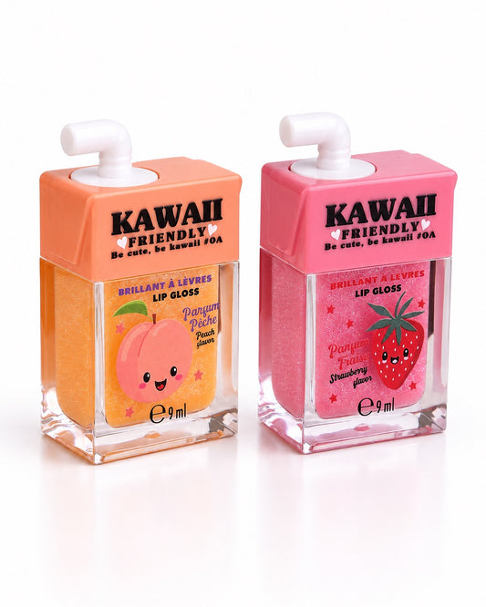 Mise en situation ensoleillée présentant les deux brillants à lèvres en forme de boîtes de jus (pêche et fraise) tenus dans une main avec un arrière-plan tropical et aquatique.