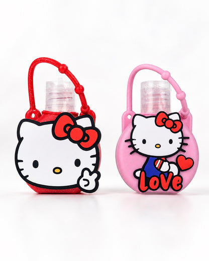 Vue de face de deux flacons à presser de gel nettoyant pour les mains Hello Kitty : l’un à gauche dans un étui en silicone rouge pailleté à l’effigie de la mascotte, et l’autre à droite dans un étui en silicone rose marqué du mot Love.