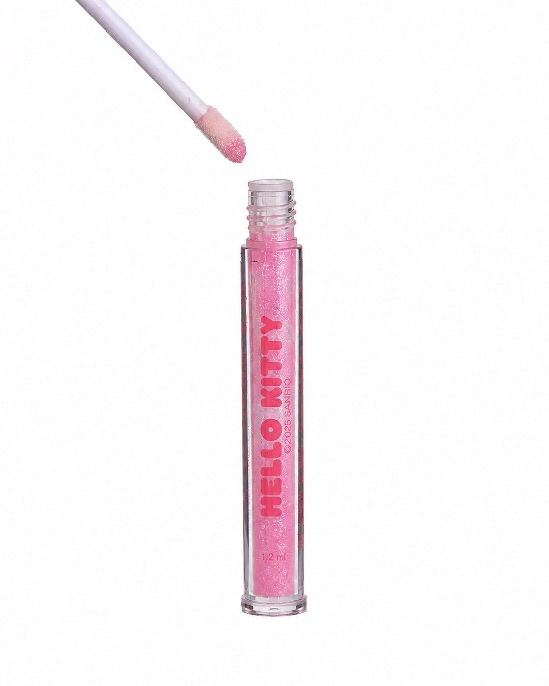 Vue de face du long tube transparent dévissé montrant l’applicateur en mousse imbibé de gloss liquide rose pailleté.