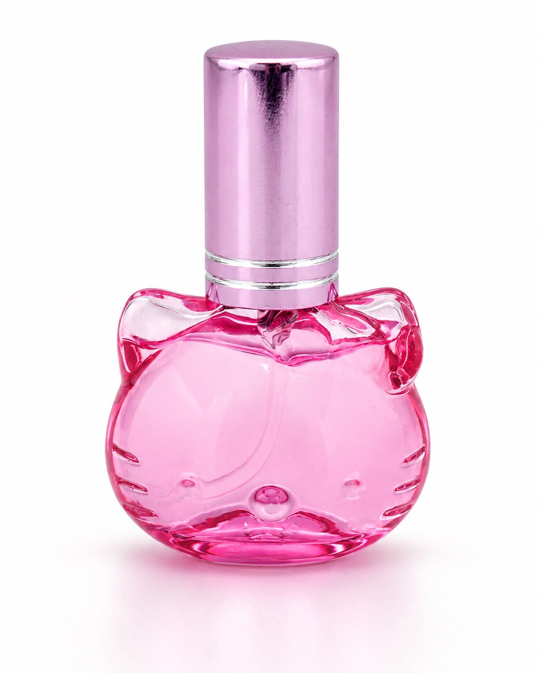Flacon de parfum transparent en verre rose moulé en forme de tête d’Hello Kitty avec un capuchon atomiseur cylindrique rose métallique brillant.
