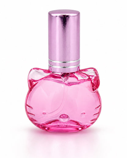 Flacon de parfum transparent en verre rose moulé en forme de tête d’Hello Kitty avec un capuchon atomiseur cylindrique rose métallique brillant.