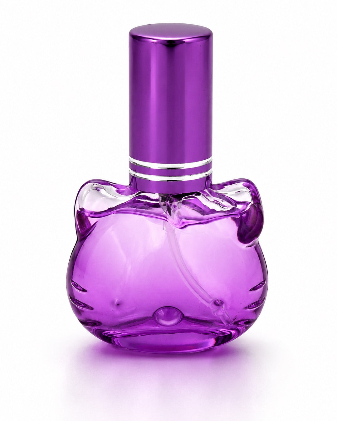 Flacon de parfum transparent en verre rose moulé en forme de tête d’Hello Kitty avec un capuchon atomiseur cylindrique mauve métallique brillant.