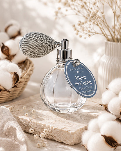 Eau de toilette de 12 ml au parfum de Fleur de Coton, signée Esprit Provence. Son flacon en verre, rétro et cannelé, est doté d’un vaporisateur à poire vintage. Dans son ambiance olfactive.