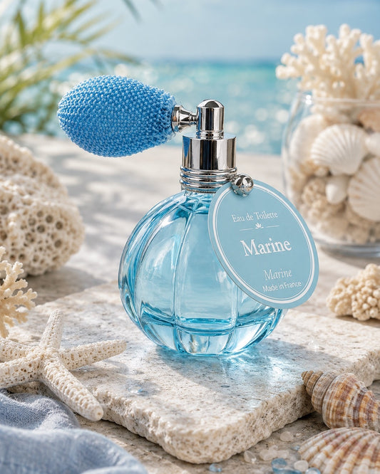 Eau de toilette de 12 ml au parfum de Marine, signée Esprit Provence. Son flacon en verre, rétro et cannelé, est doté d’un vaporisateur à poire vintage. Dans son ambiance olfactive.