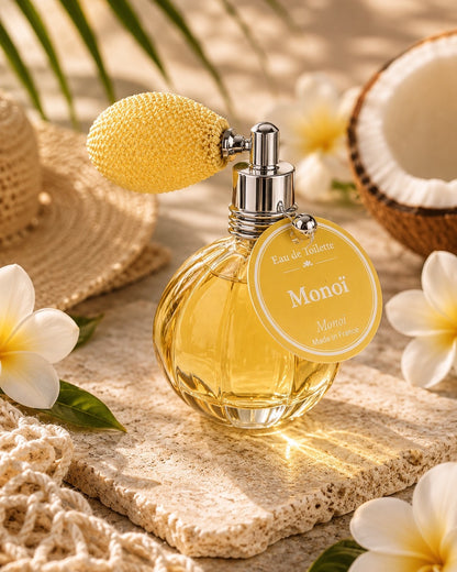 Eau de toilette de 12 ml au parfum de Monoï, signée Esprit Provence. Son flacon en verre, rétro et cannelé, est doté d’un vaporisateur à poire vintage. Dans son ambiance olfactive.