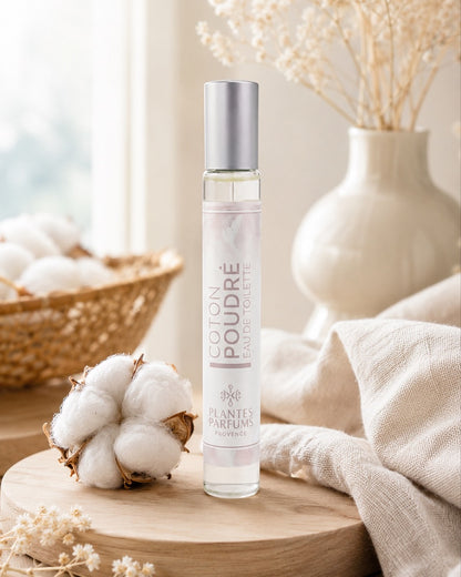 Eau de toilette format voyage vaporisateur 30 ml, fragance Coton Poudré de Plantes & Parfums au parfum de Grasse. Dans son ambiance olfactive.