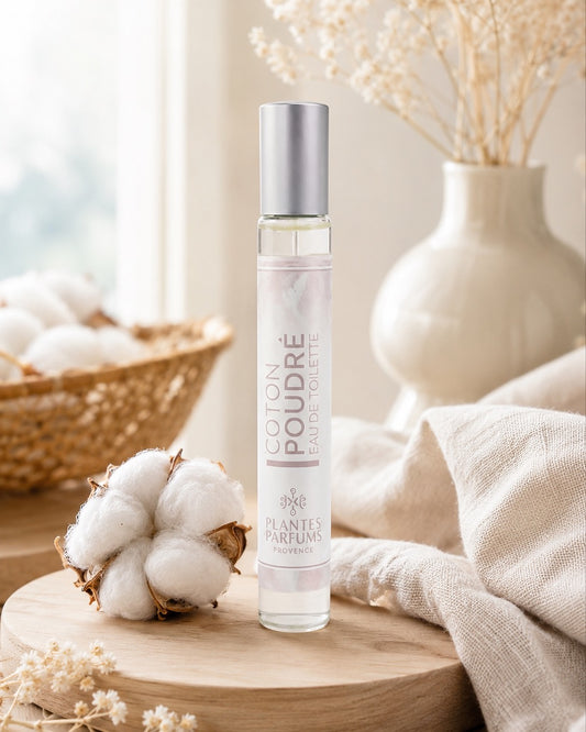 Eau de toilette format voyage vaporisateur 30 ml, fragance Coton Poudré de Plantes & Parfums au parfum de Grasse. Dans son ambiance olfactive.