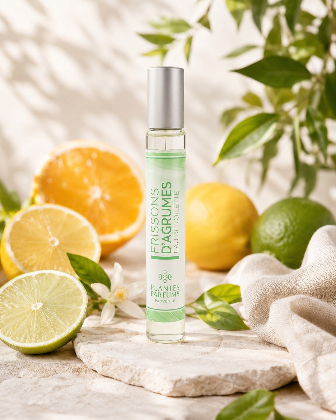 Eau de toilette format voyage vaporisateur 30 ml, Frissons d'Agrumes de Plantes & Parfums au parfum de Grasse. Dans son ambiance olfactive.