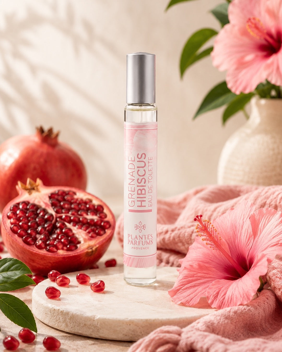 Eau de toilette format voyage vaporisateur 30 ml, fragrance Grenade & Hibiscus de Plantes & Parfums au parfum de Grasse. Dans son ambiance olfactive.