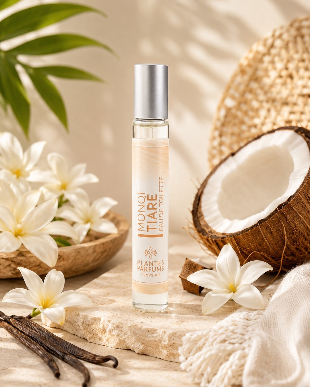Eau de toilette format voyage vaporisateur 30 ml, fragrance Monoï Tiaré de Plantes & Parfums au parfum de Grasse. Dans son ambiance olfactive.