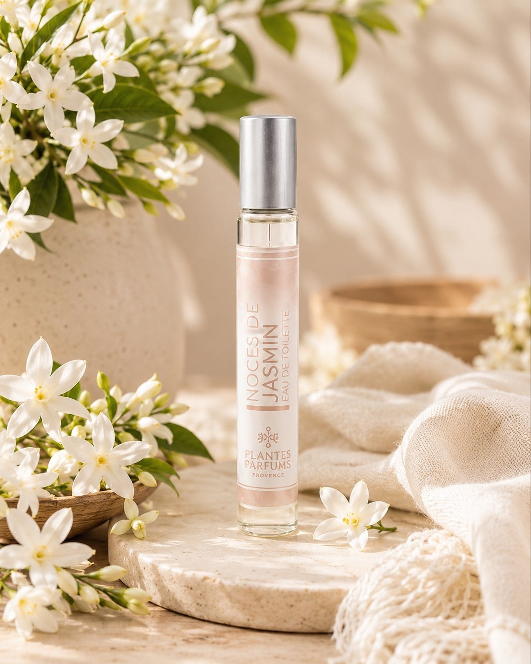 Eau de toilette format voyage vaporisateur 30 ml, fragrance Noce de Jasmin de Plantes & Parfums au parfum de Grasse. Dans son ambiance olfactive.