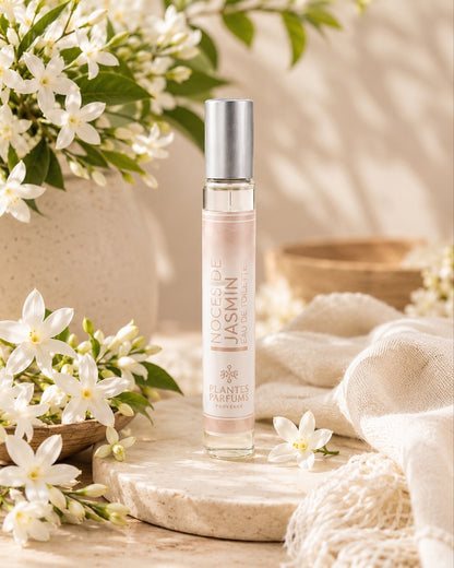 Eau de toilette format voyage vaporisateur 30 ml, fragrance Noce de Jasmin de Plantes & Parfums au parfum de Grasse. Dans son ambiance olfactive.