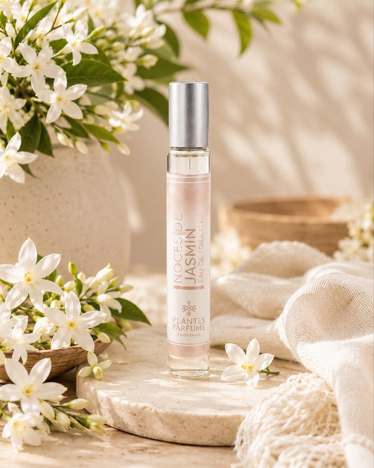 Eau de toilette format voyage vaporisateur 30 ml, fragrance Noce de Jasmin de Plantes & Parfums au parfum de Grasse. Dans son ambiance olfactive.
