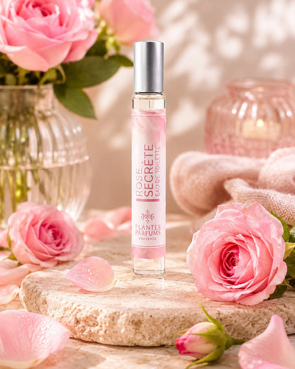 Eau de toilette format voyage vaporisateur 30 ml, fragrance Rose Secrète de Plantes & Parfums au parfum de Grasse. Dans son ambiance olfactive.
