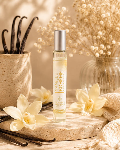 Eau de toilette format voyage vaporisateur 30 ml, fragrance Vanille Bohème de Plantes & Parfums au parfum de Grasse. Dans son ambiance olfactive.