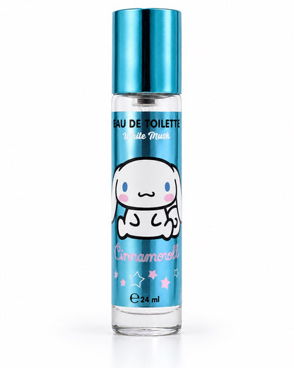 Flacon de parfum cylindrique en verre de 24 ml avec un bouchon bleu métallique et une illustration du personnage Cinnamoroll de Sanrio.