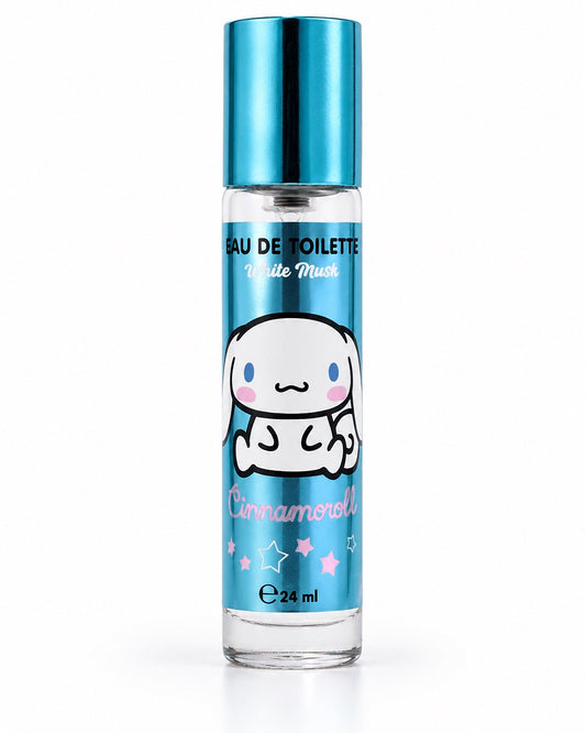 Flacon de parfum cylindrique en verre de 24 ml avec un bouchon bleu métallique et une illustration du personnage Cinnamoroll de Sanrio.